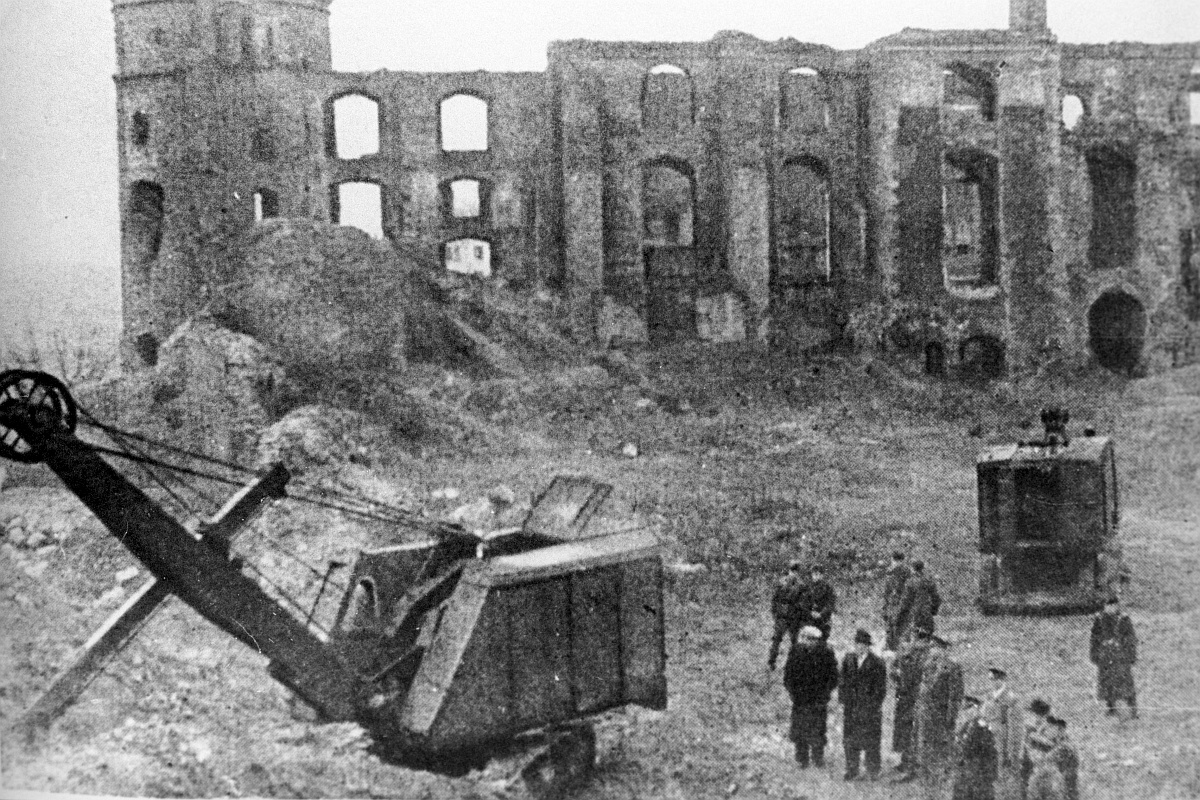 Архивное фото: государственная комиссия в 1946 году проводит расследование у Королевского замка в Кенигсберге, где с 1942 года по 1944 годы в последний раз экспонировалась Янтарная комната.