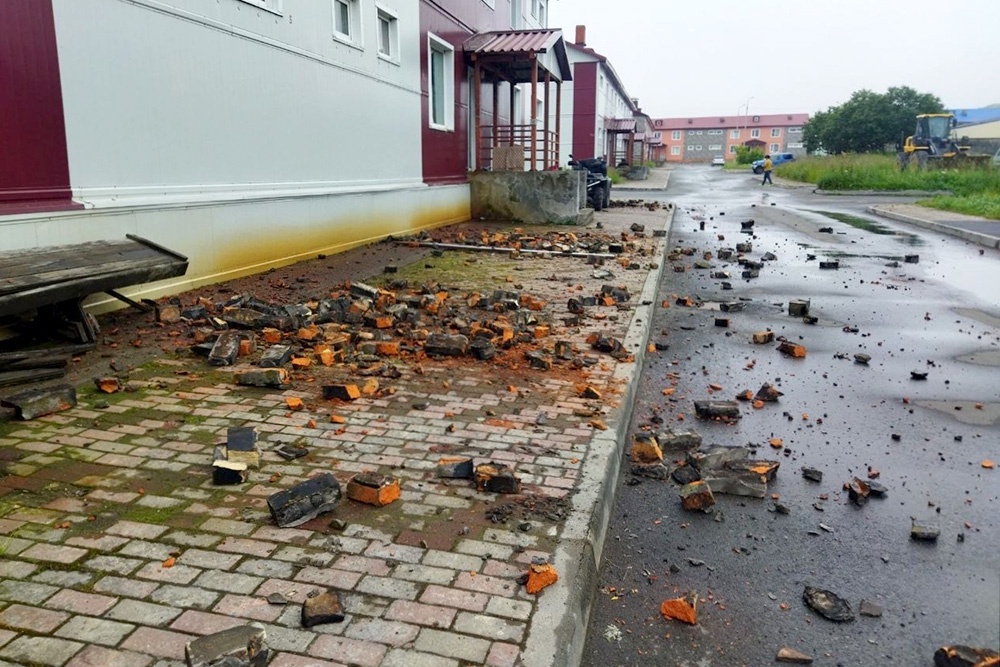 Как безопасно покинуть здание во время землетрясения