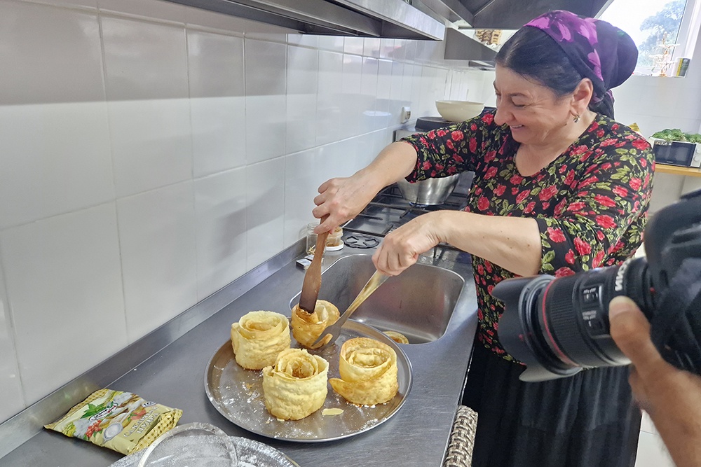 От таких хрустящих розочек невозможно оторваться. Это один из самых популярных местных десертов на Кавказе.