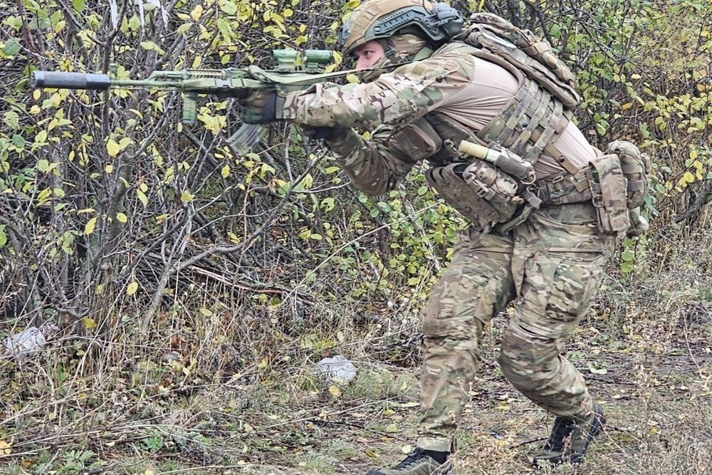 Участки ткани бежевого цвета сделаны в рубашке специально из легкого дышащего материала. Это важно в жару.