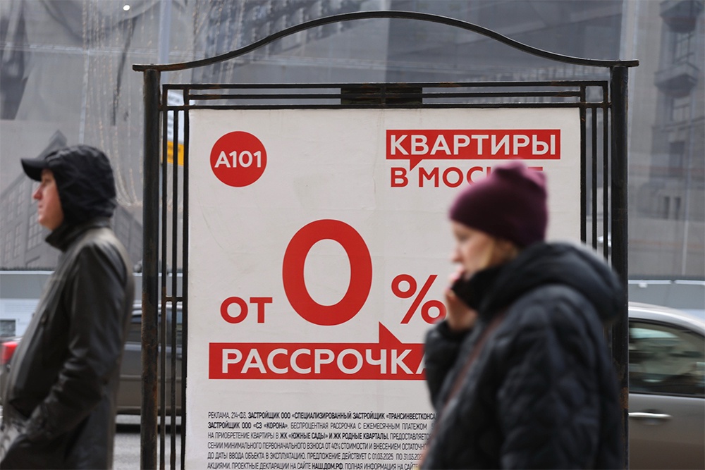 Регулирование рассрочек при покупке новостроек необходимо, считают в ЦБ. Застройщики не оценивают платежеспособность покупателя, увеличиваются риски закредитованности граждан, завышается цена жилья. "В июне мы рекомендовали банкам при кредитовании застройщиков комплексно оценивать все риски по проекту строительства, в котором существенная доля жилья продается в рассрочку. Документ призван ограничить риски, связанные с этой практикой", - отметили в пресс-службе ЦБ.