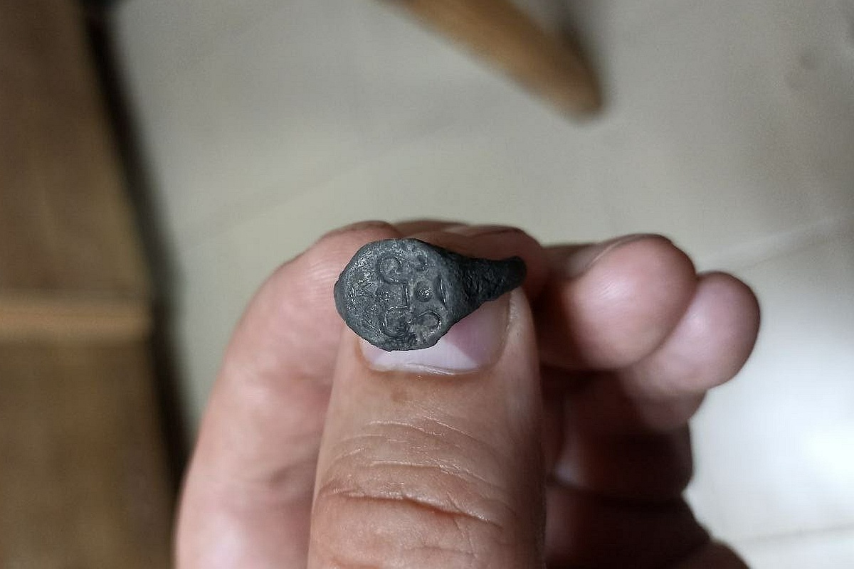 В одной из раскопанных землянок нашли останки, предположительно мужчины, на коленях у него была девушка с серебряным перстнем на пальце. Перстень с орнаментом в виде рогов. В одной из раскопанных землянок нашли останки, предположительно мужчины, на коленях у него была девушка с серебряным перстнем на пальце. Перстень с орнаментом в виде рогов.