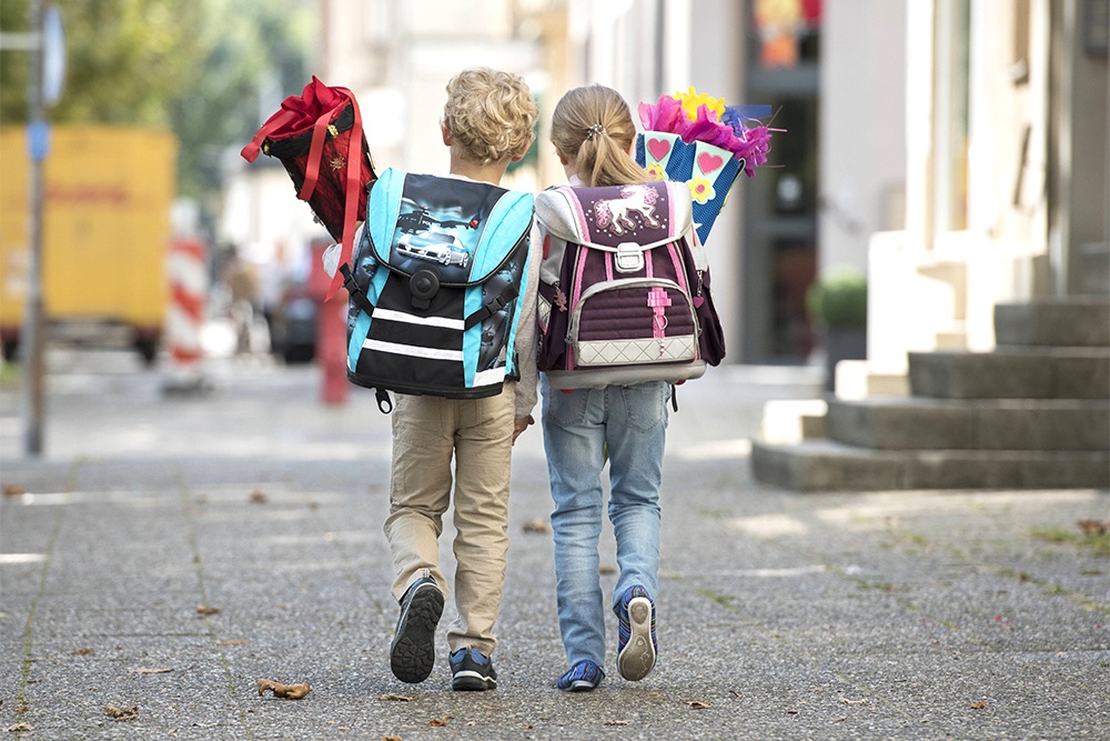 Школьный ранец - из тех вещей, которые нельзя покупать без ребенка. Его обязательно нужно примерить.