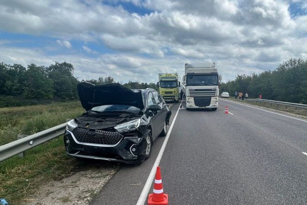 При опрокидывании автомобиля в Ставропольском крае пострадали пять человек