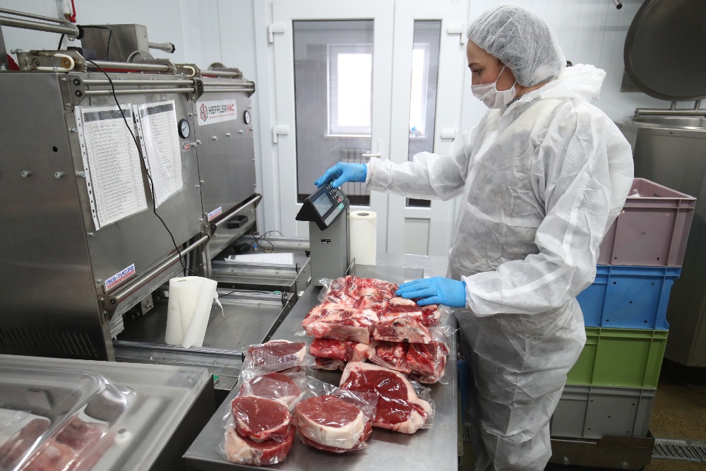 Эксперт объяснила, почему нельзя размораживать мясо в воде