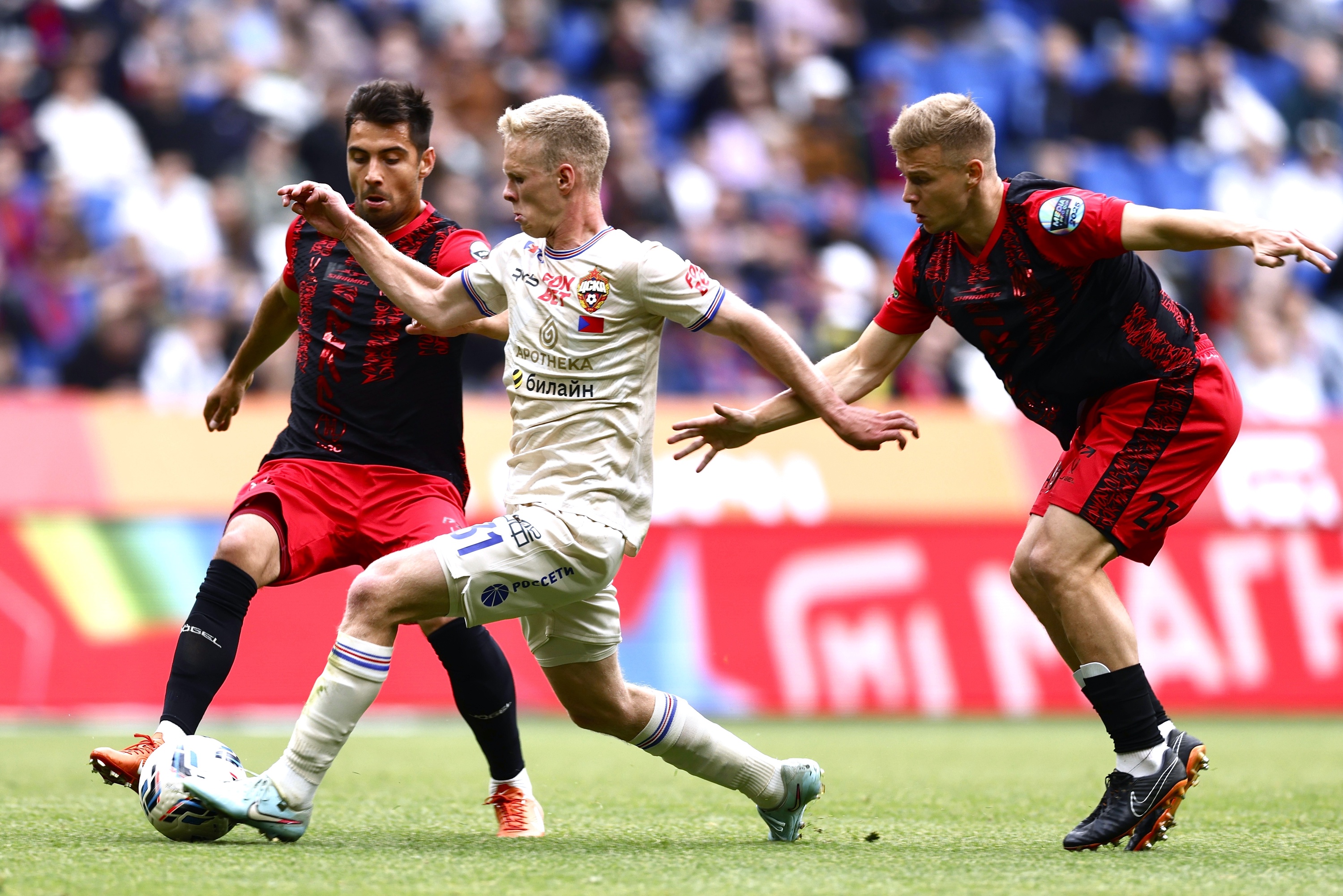 Даже именитый ЦСКА охотно проводит товарищеские матчи с любителями из "Амкала" (в темной форме).