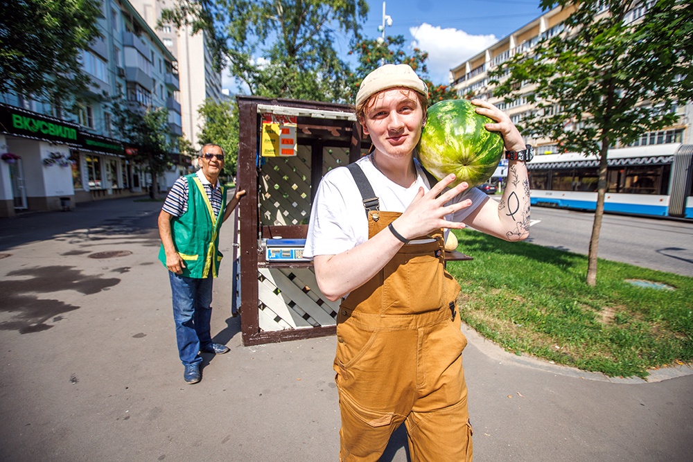 Бахчевой развал на улице Шаболовка всего 4 "квадрата", но в день с прилавка уходит минимум по 15 полосатиков. 