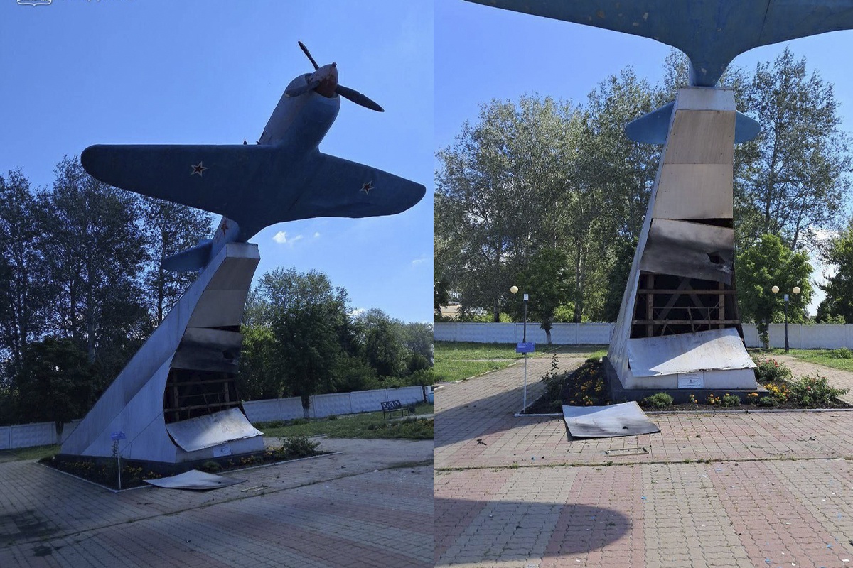 На памятнике повреждена обшивка постамента.
