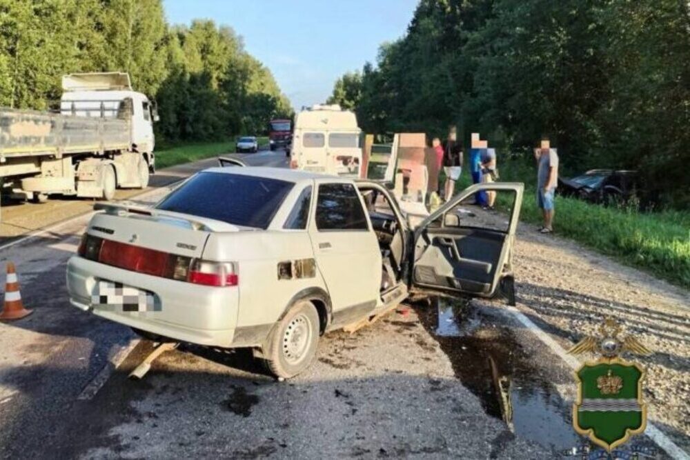 Фатальный выезд на встречку: Под Псковом автобус столкнулся с легковушкой, есть жертвы