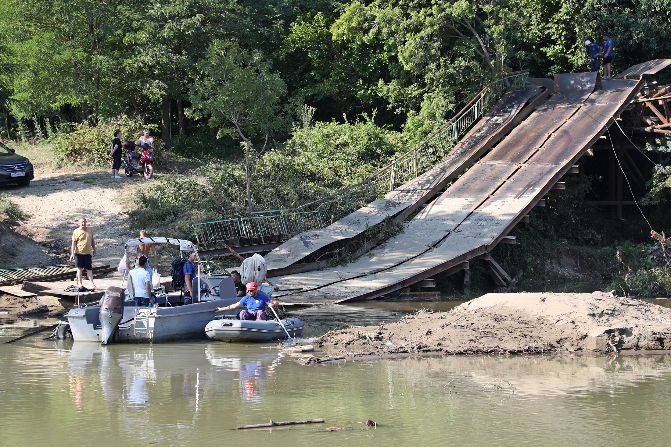 Больше всего от удара стихии пострадали курортные поселки Туапсинского района.