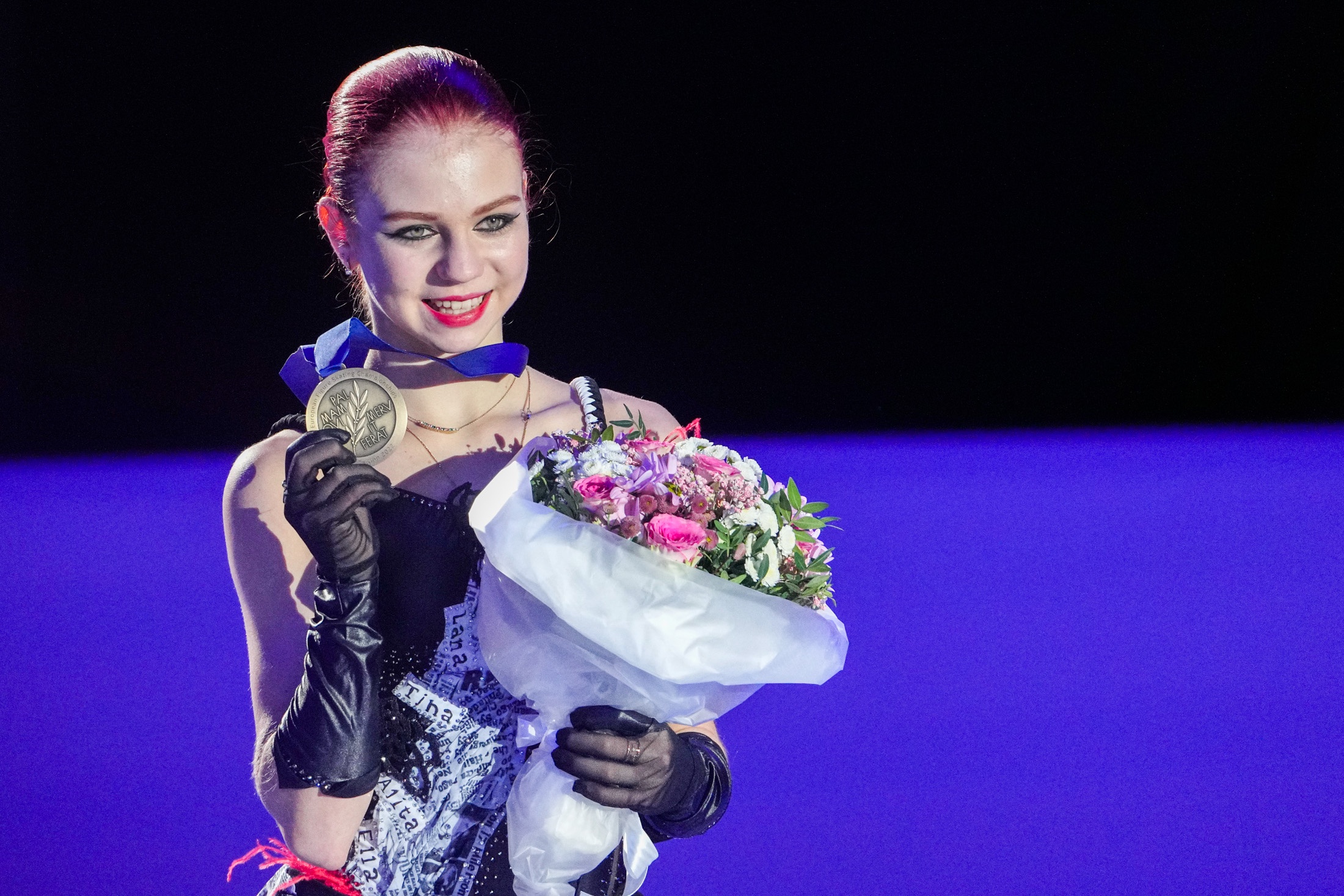 15 января 2022 Александра Трусова (Россия), завоевавшая бронзовую медаль в женском одиночном катании на чемпионате Европы в Таллине, на церемонии награждения. 