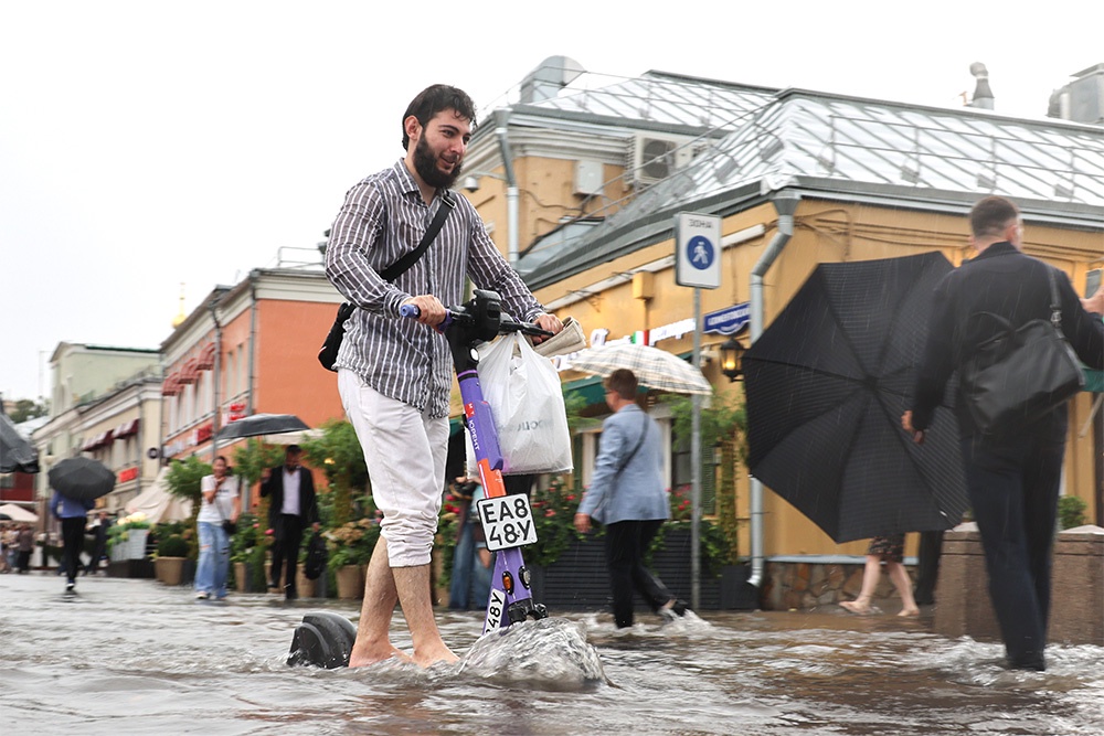 Претендент на понижение рейтинга. Разъезжать по таким лужам на электросамокатах запрещено.
