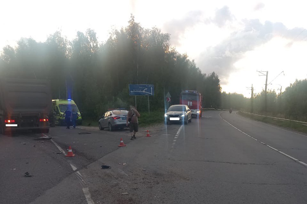 Двое взрослых и ребёнок погибли в ДТП с самосвалом и легковушкой в Подмосковье