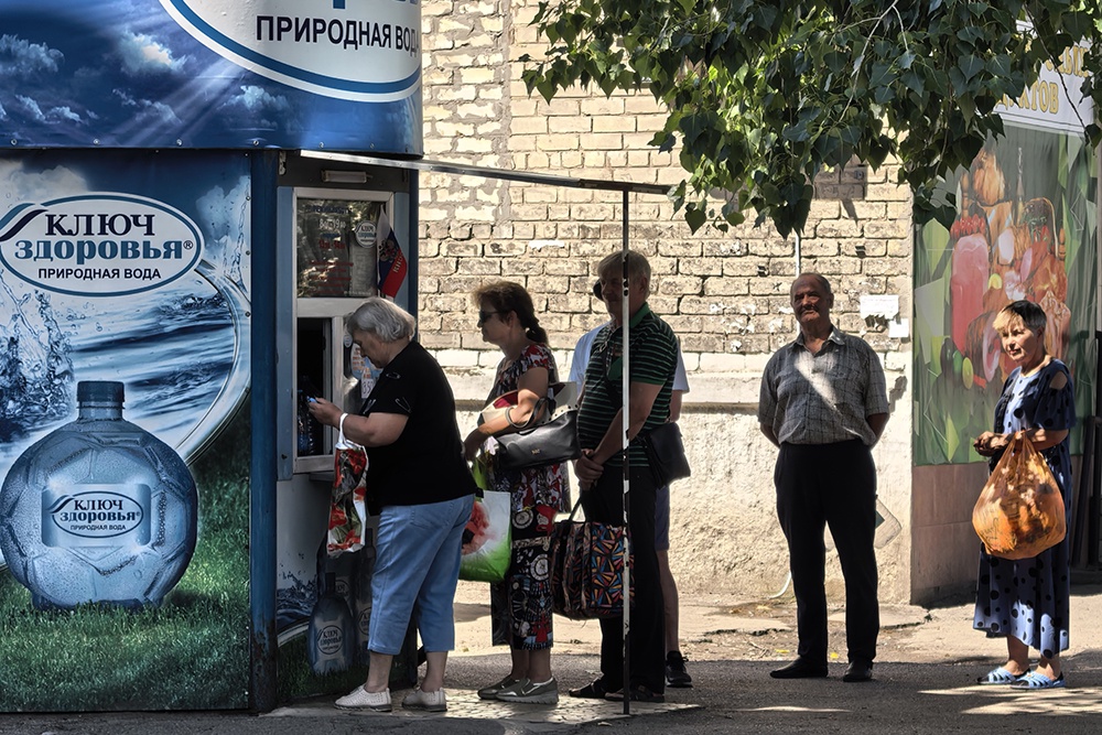 На улицах Донецка выстраиваются очереди за питьевой водой.