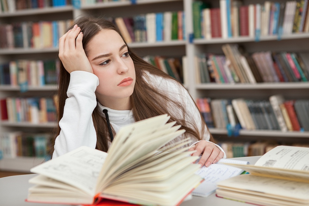 Опрос: 37% россиян постоянно или время от времени читают книги по психологии