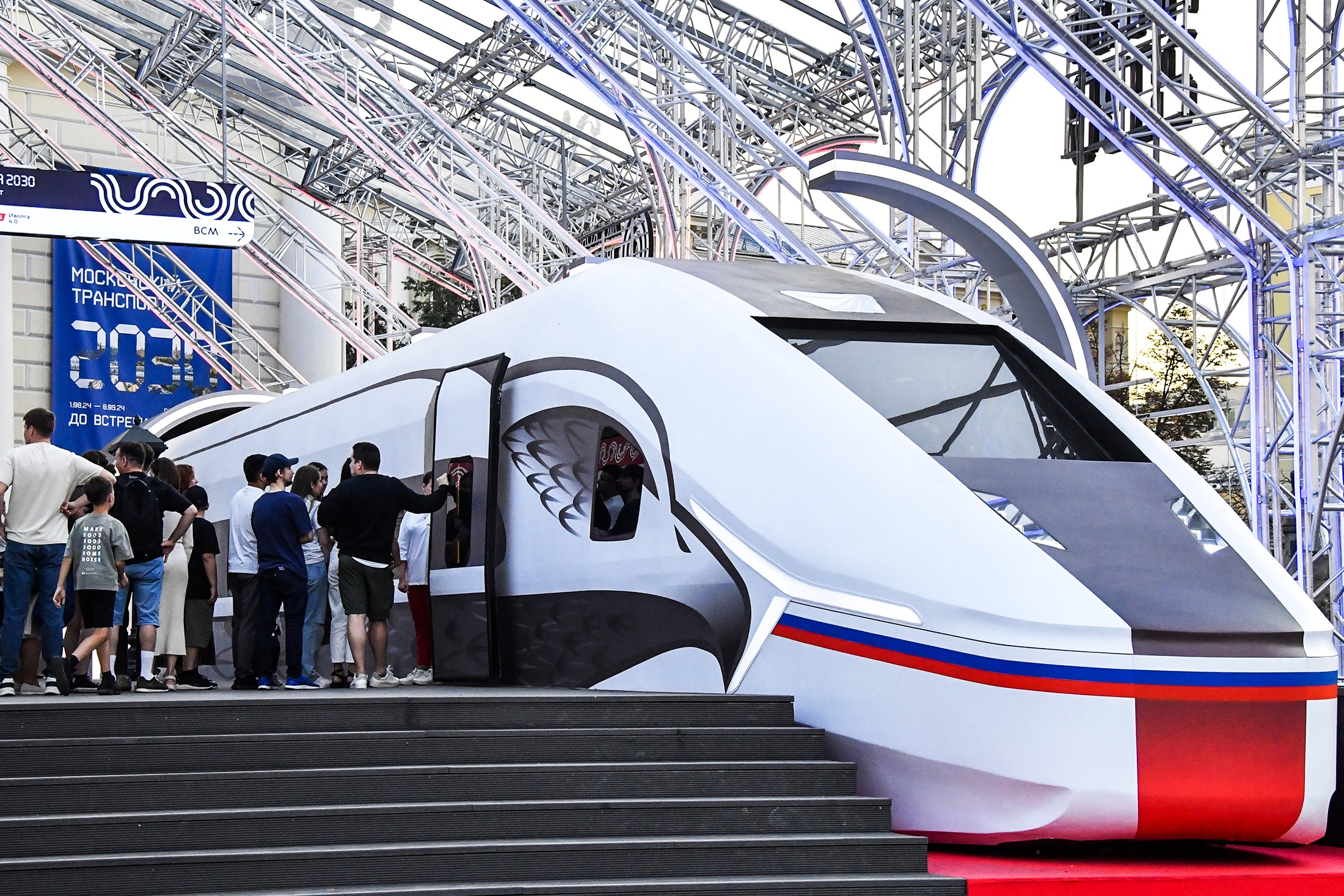 Макет вагона "Белого кречета", представленный на выставке в "Манеже", посетители встретили с интересом.