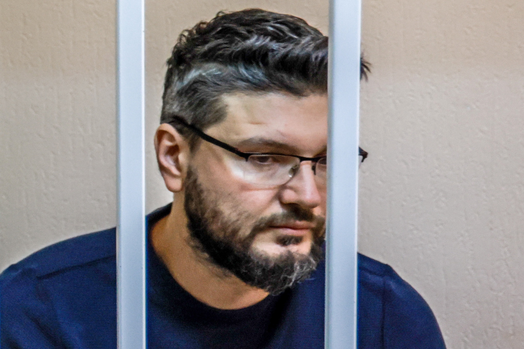 Пасынок рок-музыканта Стаса Намина Роман Микоян, обвиняемый в убийстве брата Артема Микояна и его бабушки Прасковьи Ткаченко, во время избрания меры пресечения в Истринском городском суде.