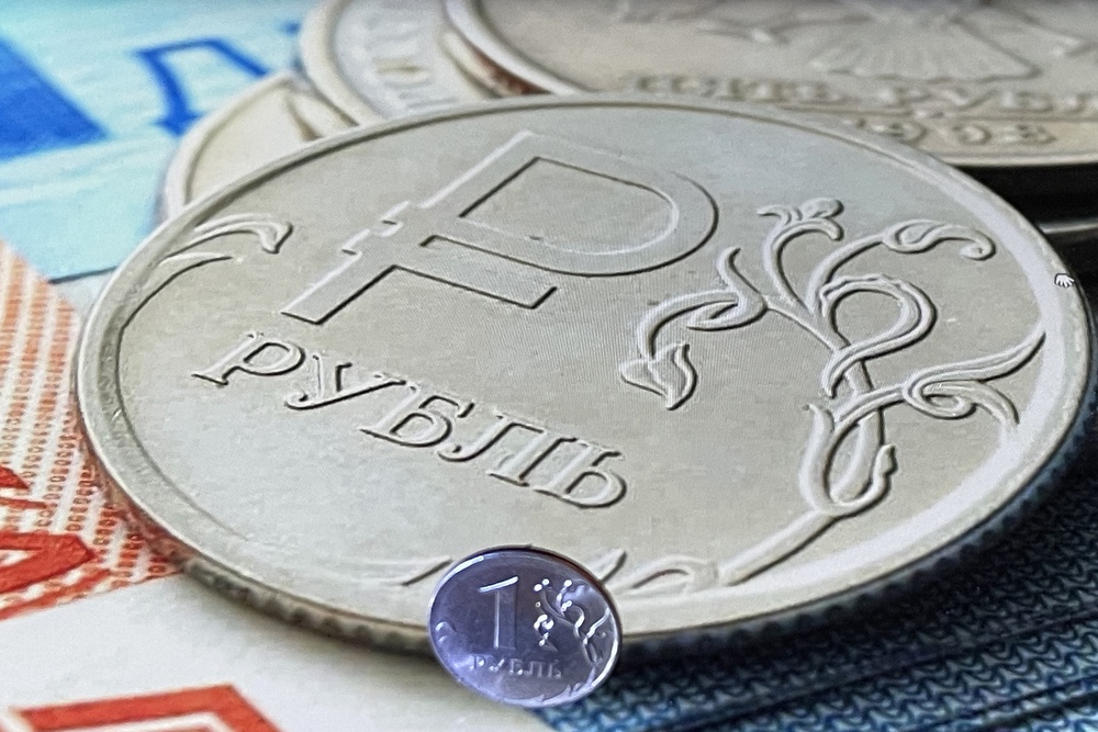 Рубль будет двигаться за геополитикой, давление на нефтяные цены смягчается