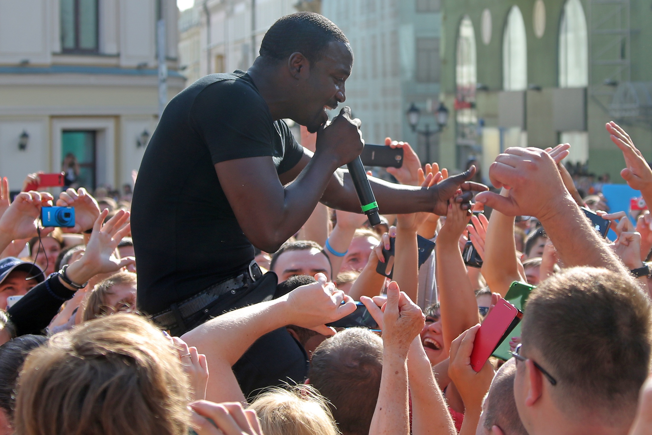 Американского рэпера Akon встретили в Сочи хлебом-солью и казачьим хором