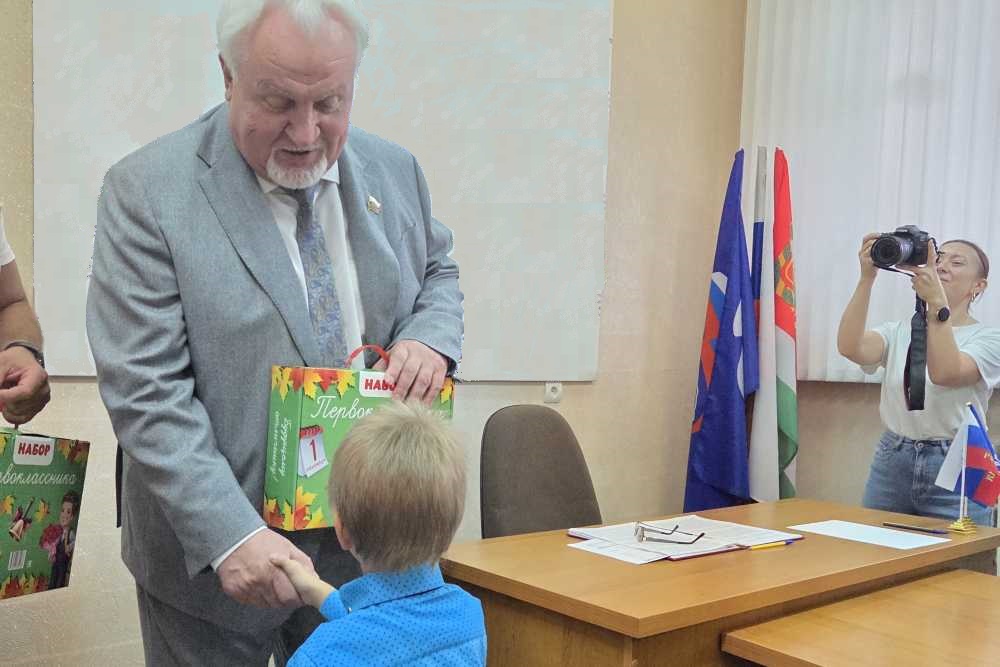 Евгений Матушкин принял участие в акции "Собери ребенка в школу"