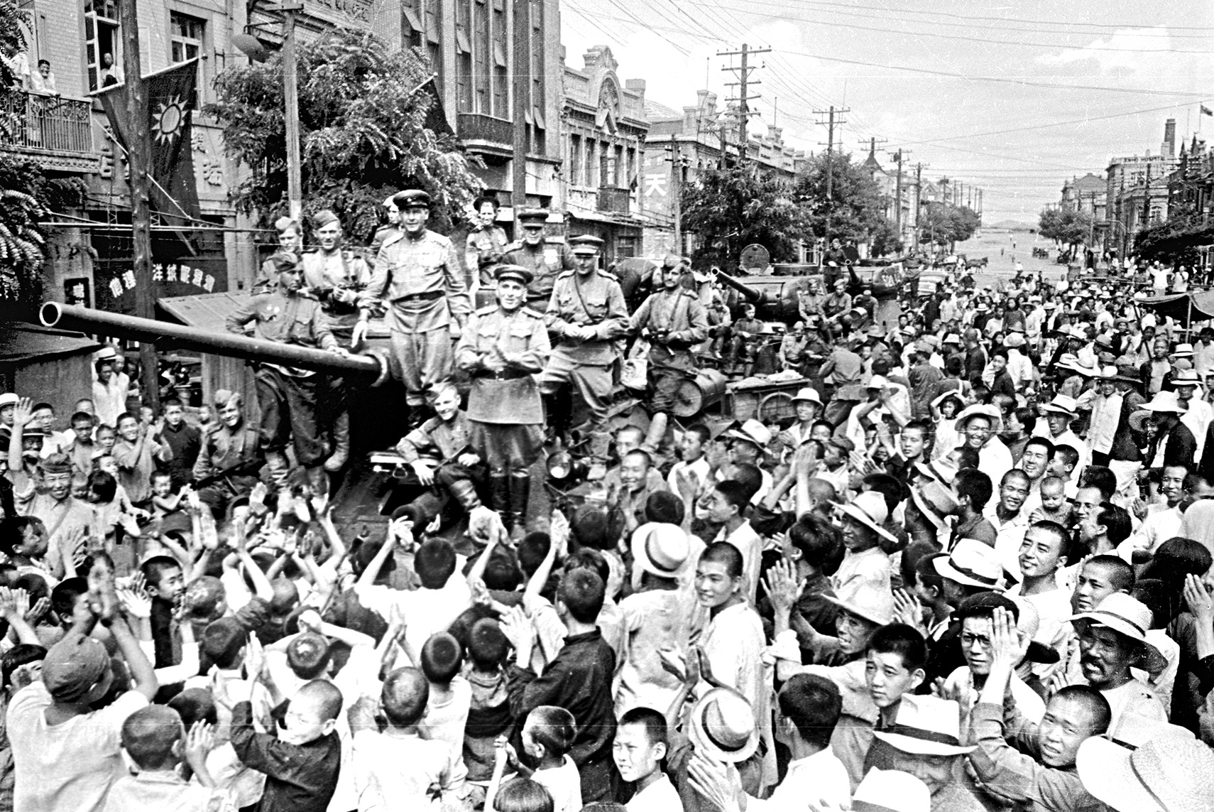 Население города Далянь встречает советских танкистов. Август 1945 г. Население города Далянь встречает советских танкистов. Август 1945 г.