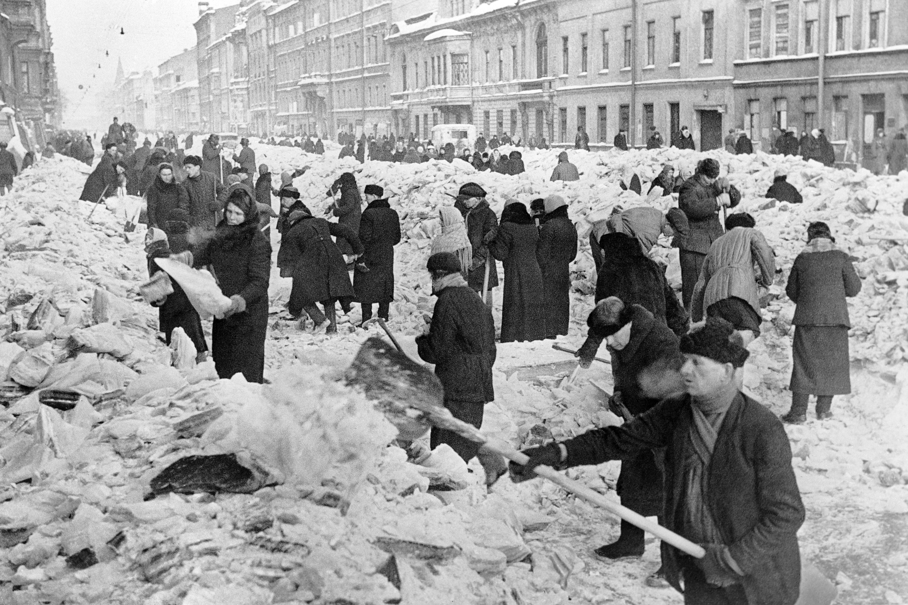 Ленинградцы на воскреснике по очистке города от снега на проспекте Володарского. Март 1942 г.