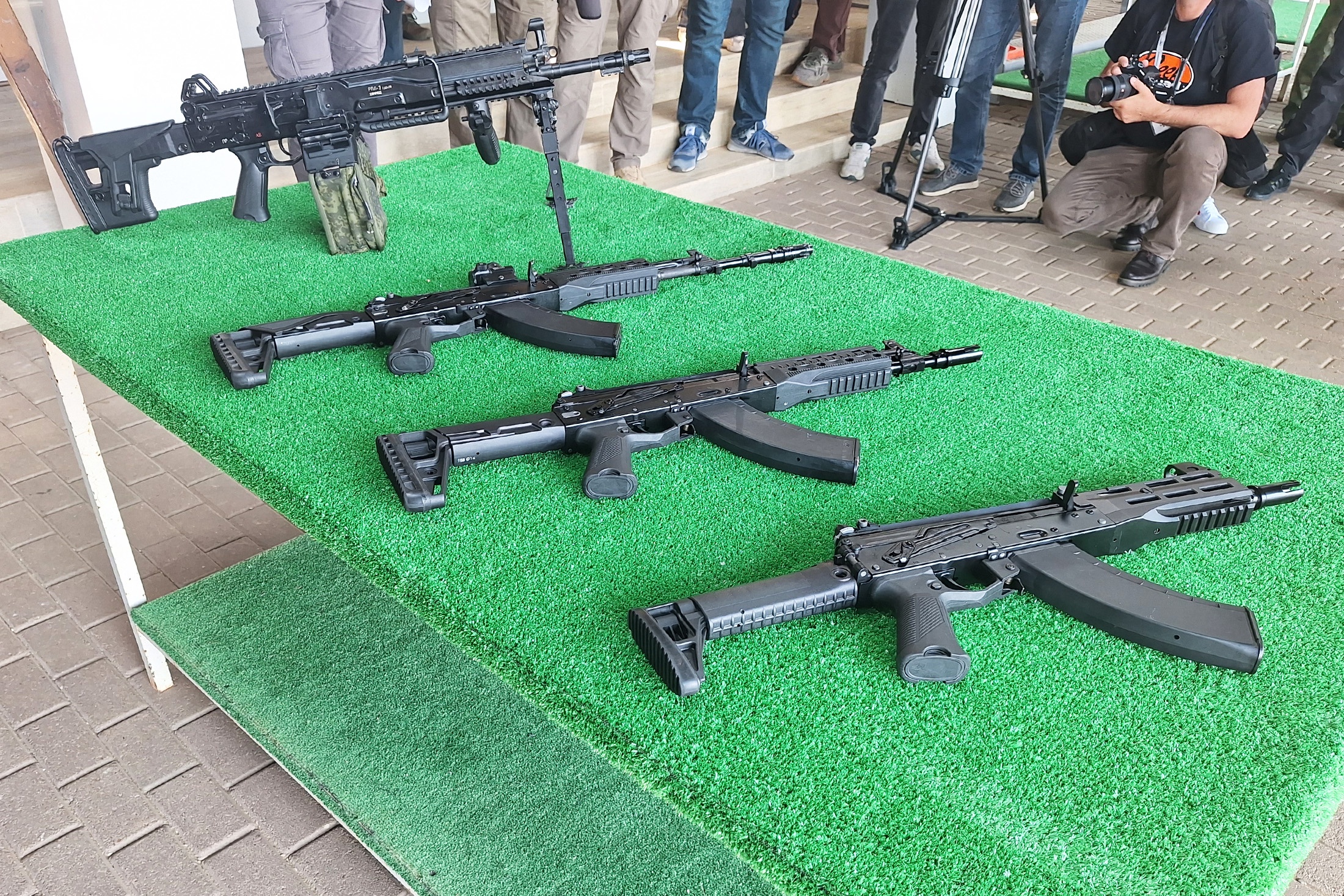 МО России оформило гособоронзаказ на модернизированные автоматы АК-15К и АК-15СК