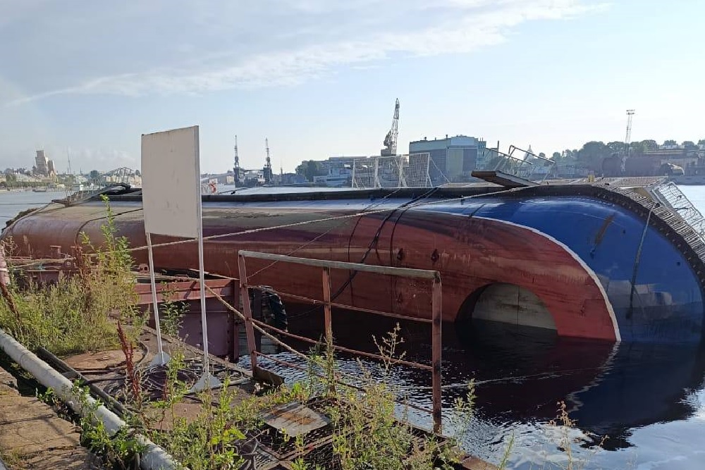 Морской буксир "Капитан Ушаков", частично затонувший в Петербурге
