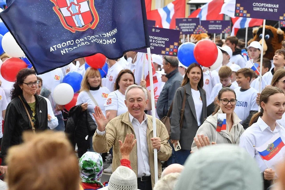 Над Омском по стропе на высоте 15 метров прошла девушка в красном платье