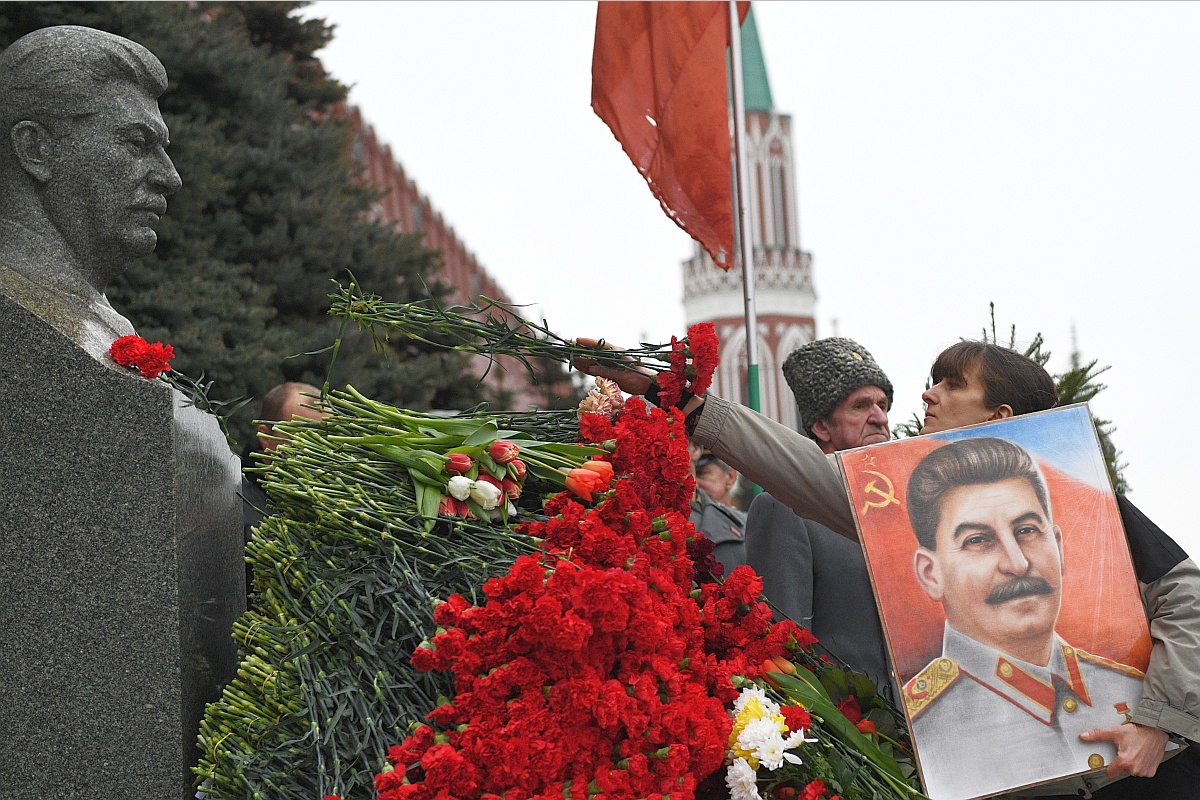 Яков Джугашвили заявил, что против переноса могилы прадеда в родовое захоронение. На фото: Участники церемонии возложения венков и цветов к месту захоронения Иосифа Сталина у Кремлевской стены (2019 год).