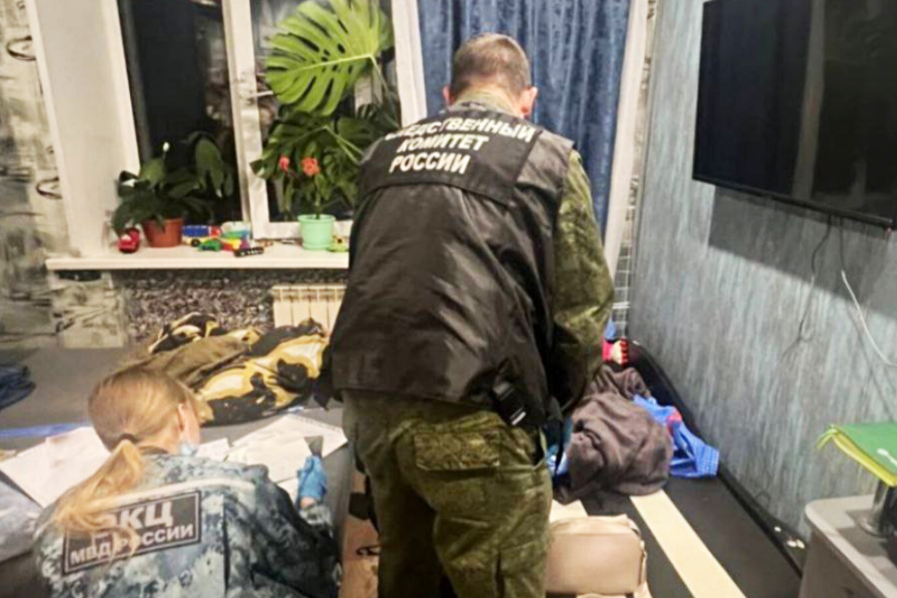 Следователи осматривают комнату в общежитии, где произошло покушение на убийство.