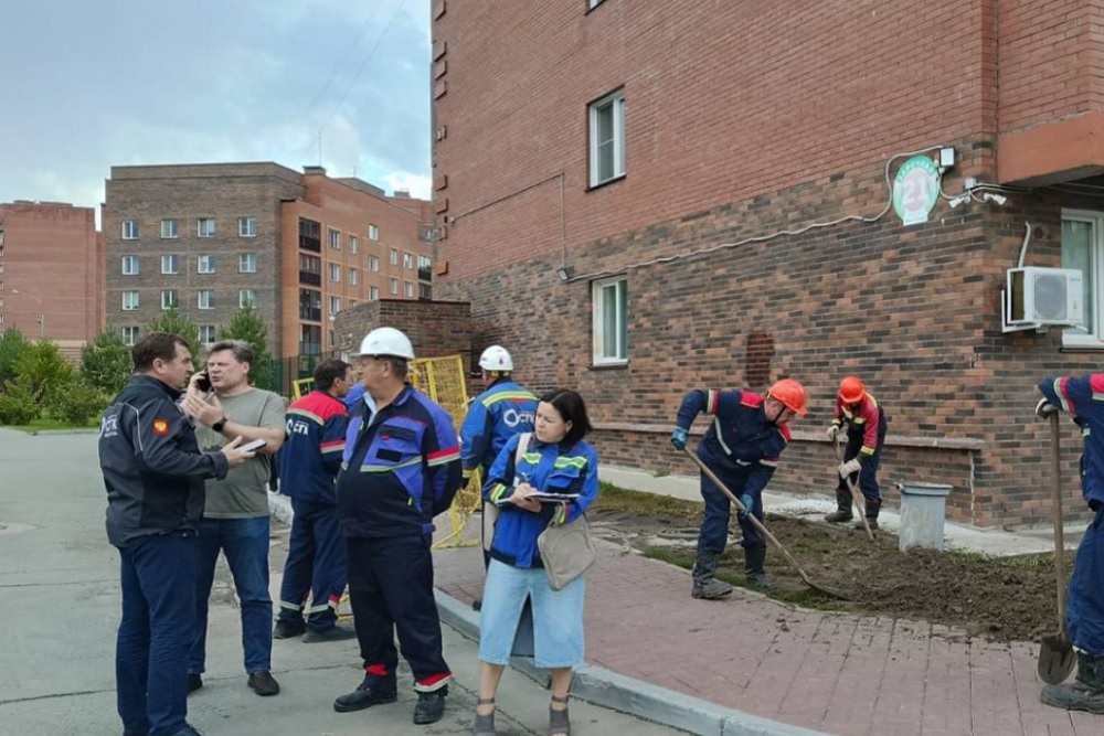 В Новосибирске школьница получила ожоги из-за прорыва теплотрассы у дома