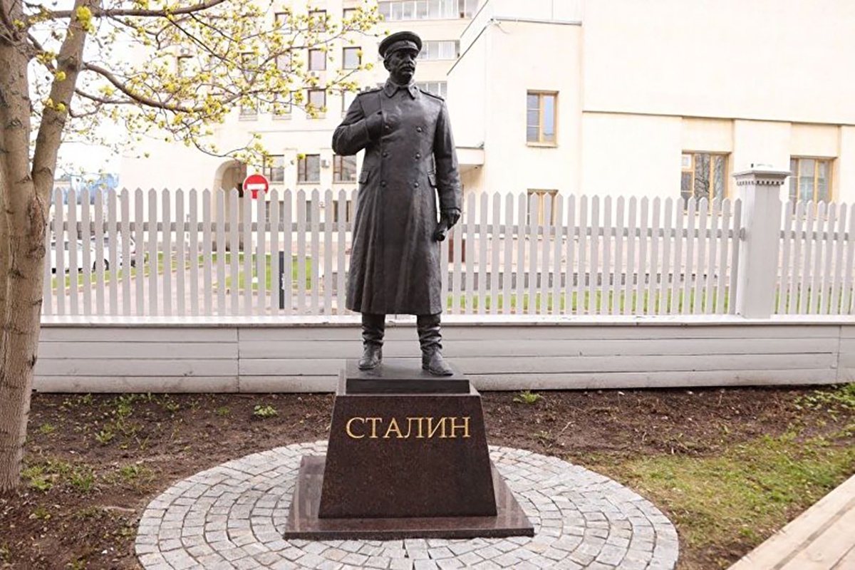 Вокруг памятника Сталину в Вологде не утихает скандал.