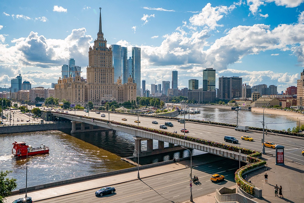Начался капремонт левобережной эстакады Новоарбатского моста в центре Москвы