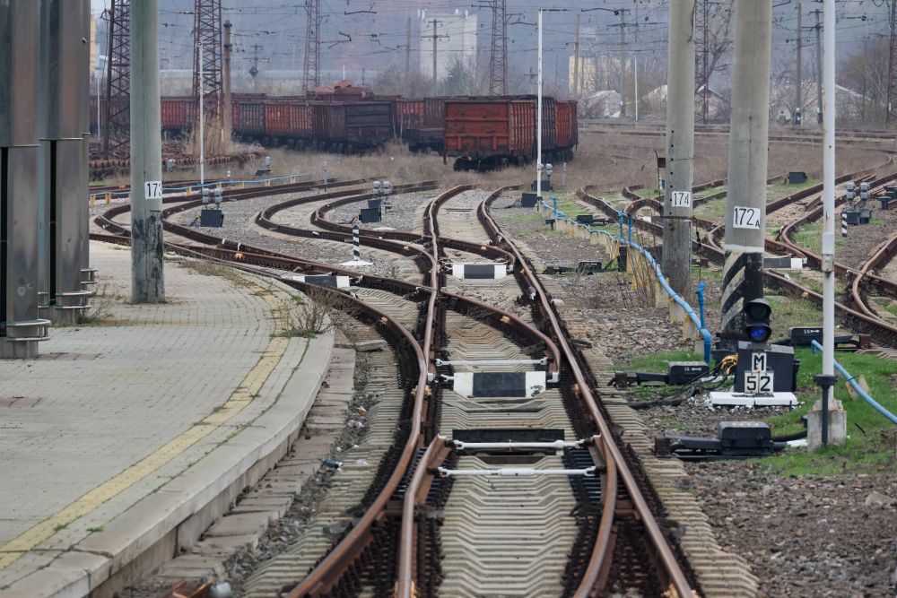 В Ленобласти пьяный мужчина уснул на рельсах и был травмирован поездом