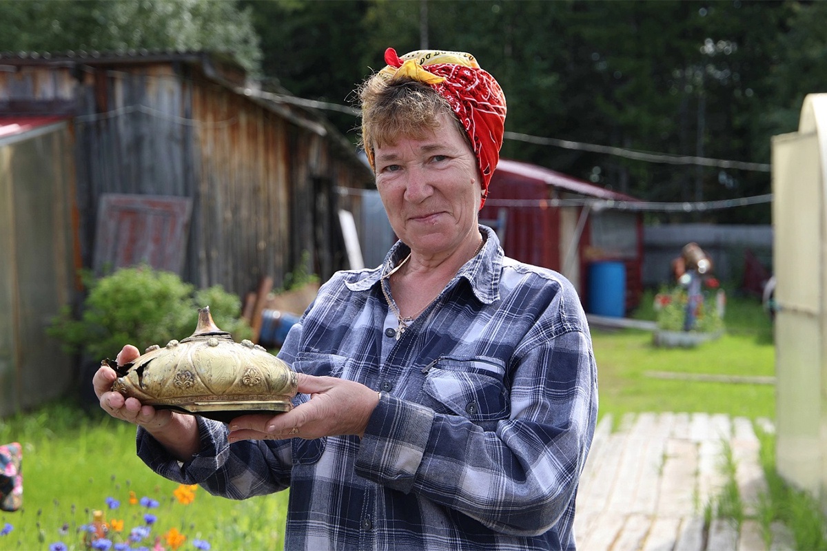 Жительница села Лопхари Марина Тендрякова с крышкой чаши с изображением восьми фигур святых апостолов, которую она нашла. Жительница села Лопхари Марина Тендрякова с крышкой чаши с изображением восьми фигур святых апостолов, которую она нашла.