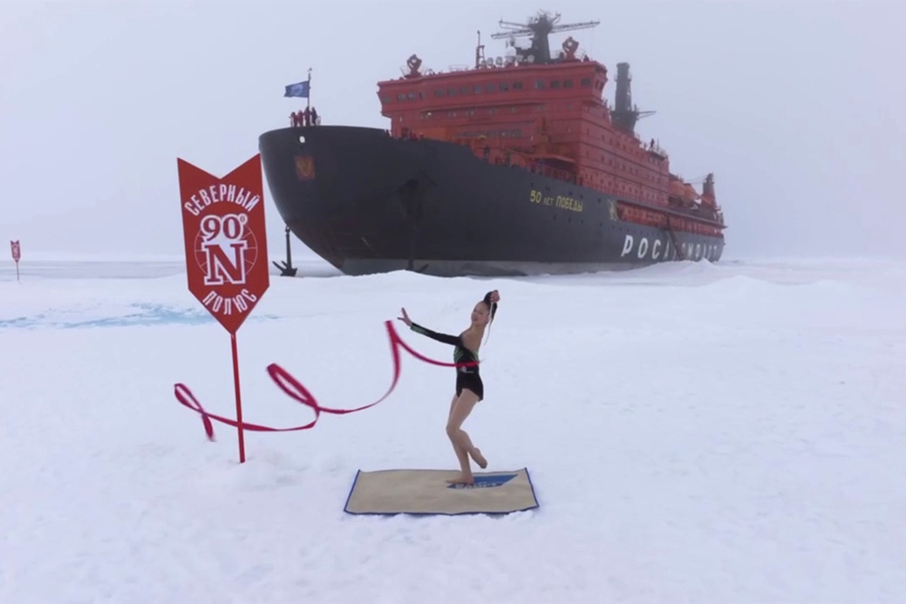 Представление прошло прямо на снегу перед огромным ледоколом в окружении айсбергов.