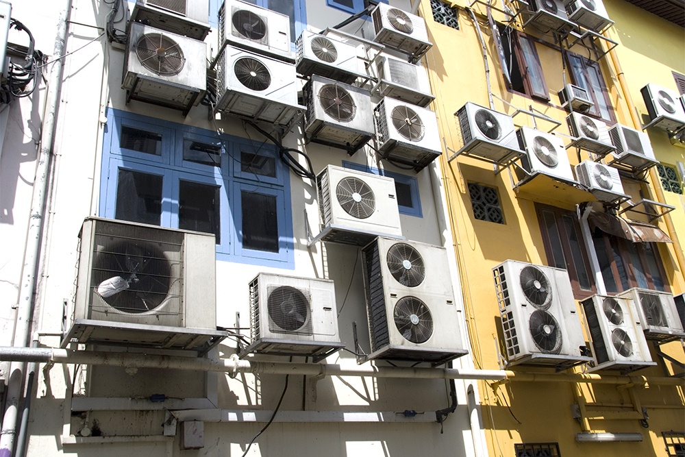 Установка кондиционеров на фасаде дома должна быть с согласия собственников на общем собрании.