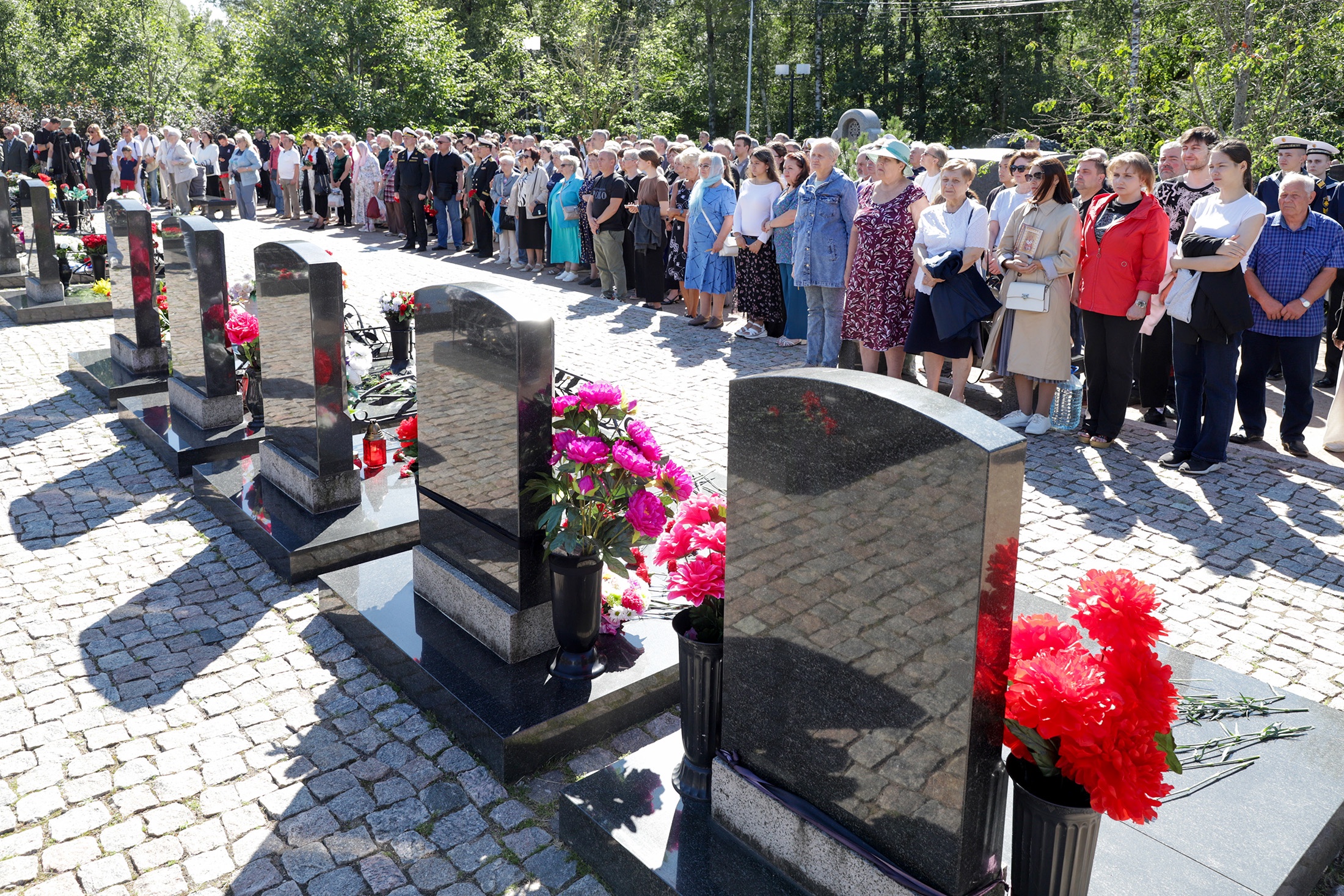 Траурное мероприятие у памятника экипажу атомной подлодки "Курск" в Санкт-Петербурге, посвященное 25-летней годовщине гибели экипажа.