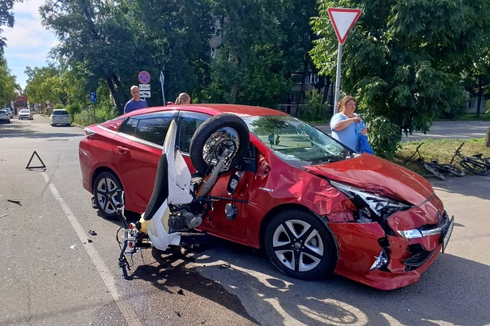 В Приморье автомобиль сбил мотоцикл с двумя подростками, один из них скончался