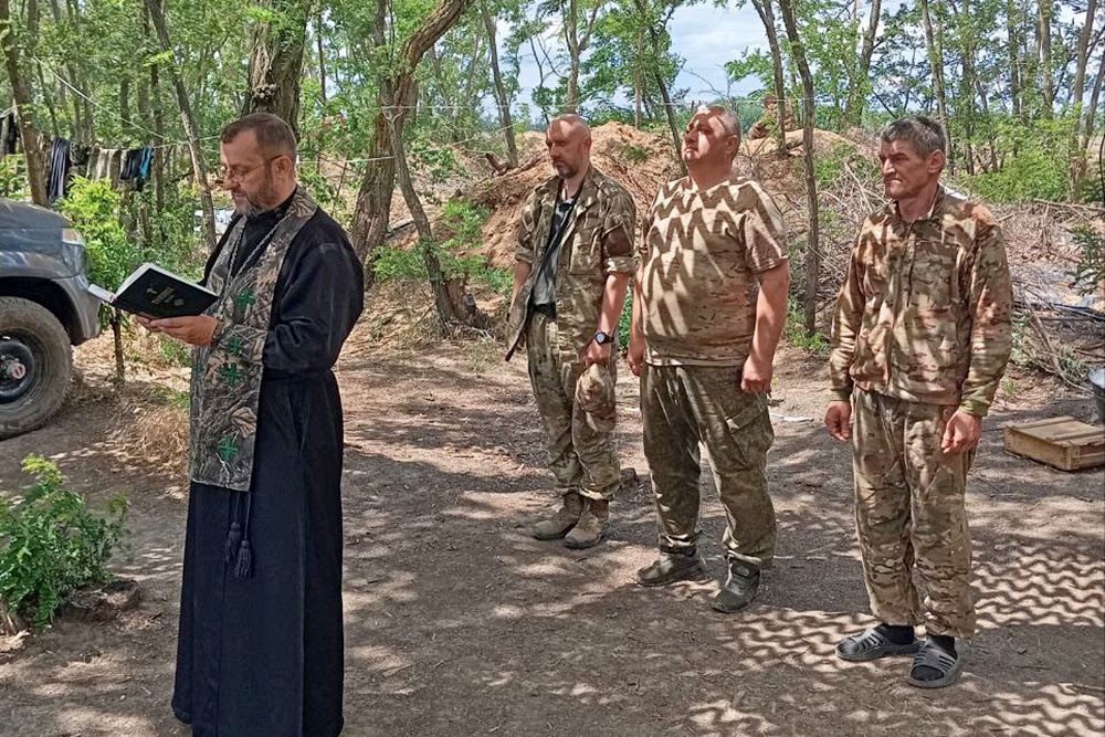 Богослужения батюшка чередует с военной службой.