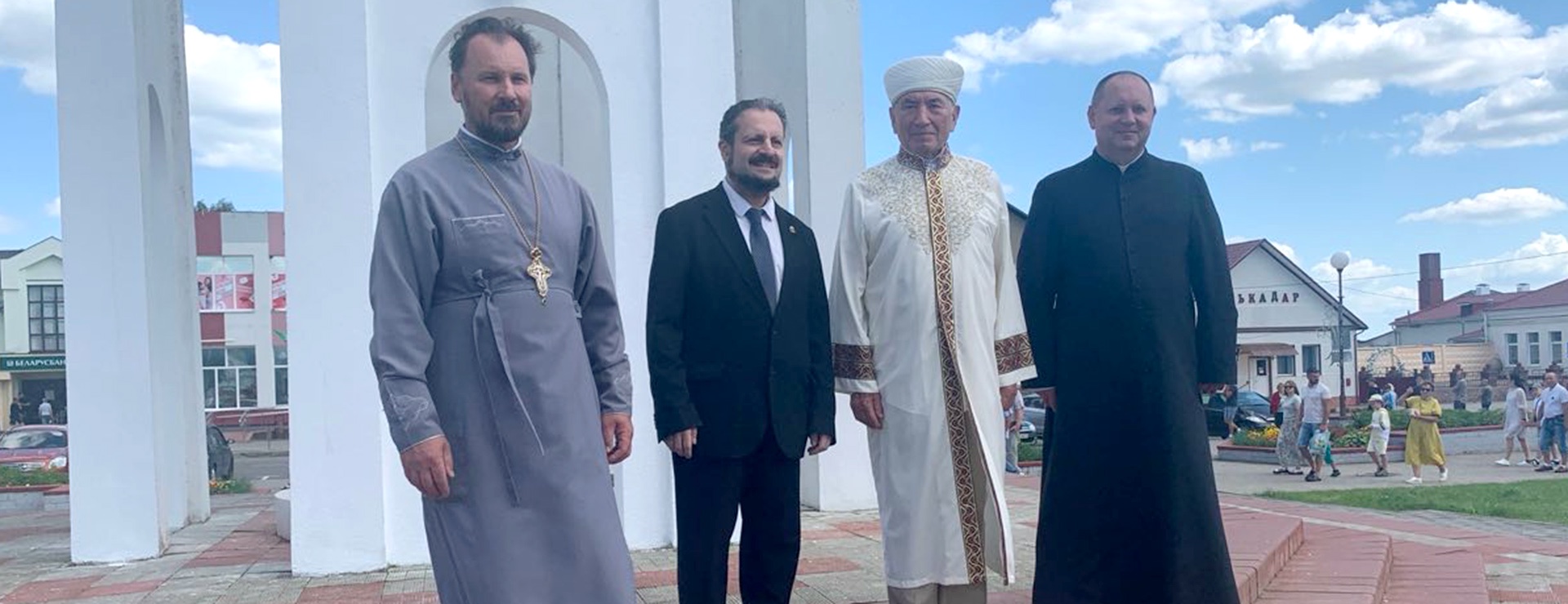 На все религиозные праздники они ходят вместе в церковь, костел, мечеть поздравлять прихожан. Так бы везде на земле. 