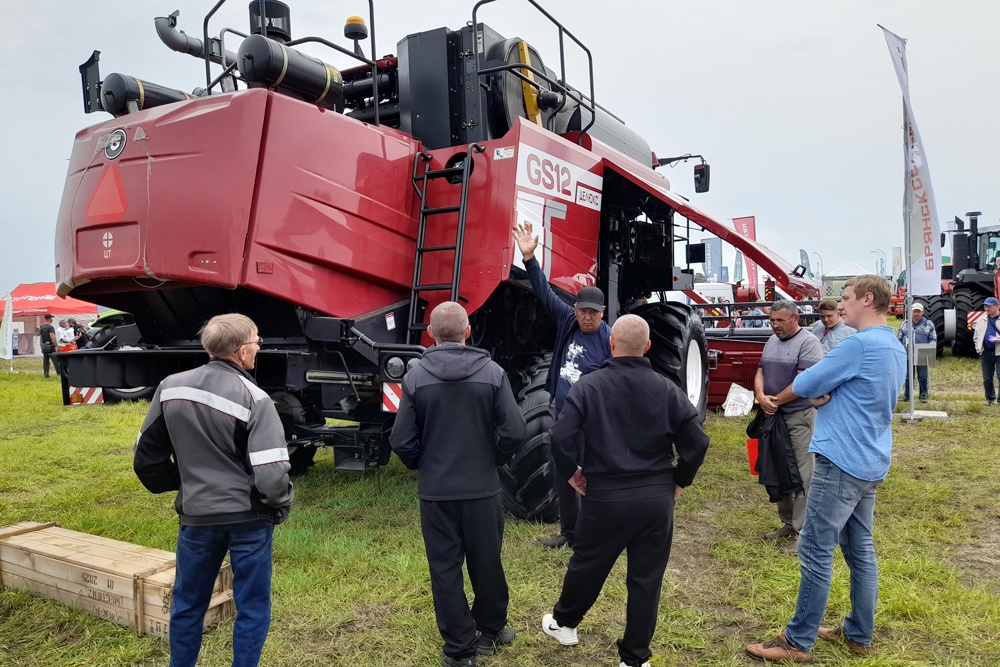 На выставке фермеры и механизаторы активно обсуждали плюсы современной техники, вот только до заключения договоров дело обычно не доходило.