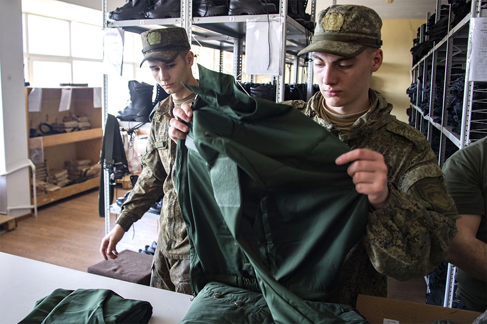 С 2027 года запретят и закупать ткани за рубежом для пошива формы.