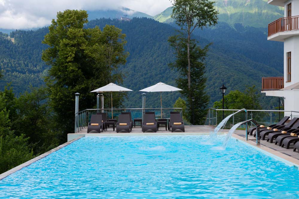 Подогреваемый инфинити-бассейн в хилинг-отеле Green Flow.