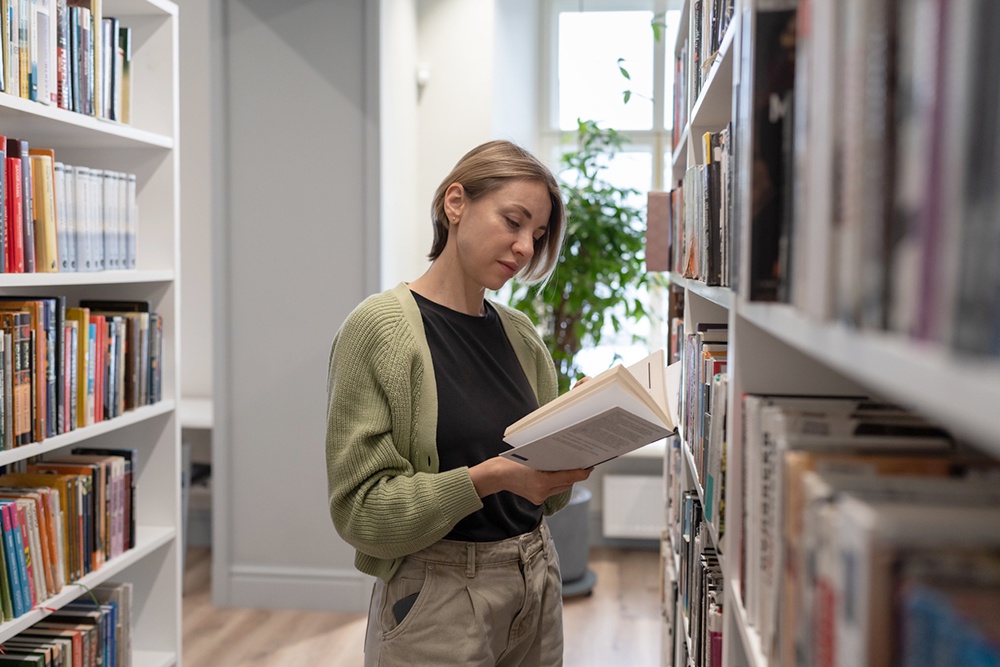 Русская классика важна не только для интеллектуального развития, но и для духовного обогащения, формирования собственного взгляда на мир и обретения жизненных ориентиров. Девушка читает книгу