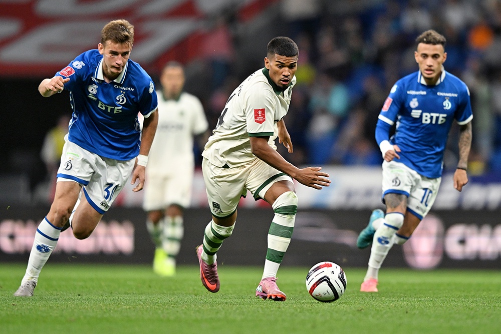 Дмитрий Александров (Динамо), Густаво Сантос (Краснодар) и Бителло (Динамо) в матче 2-го тура Кубка России по футболу "Путь РПЛ" в Москве.