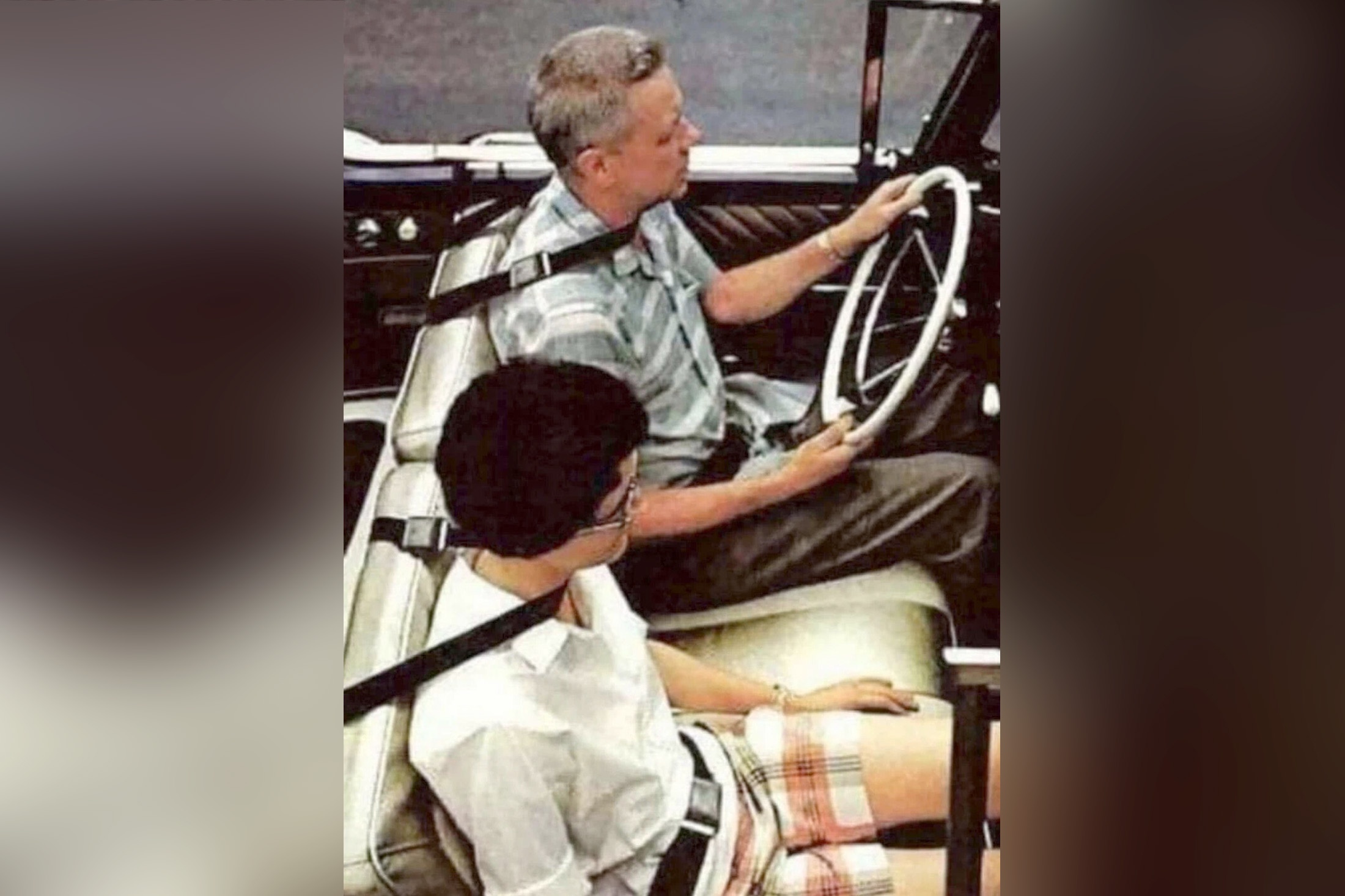  До появления трехточечных ремней безопасности, каждый производитель изобретал велосипед. Таким образом использовались ремни, которые накладывались на горло