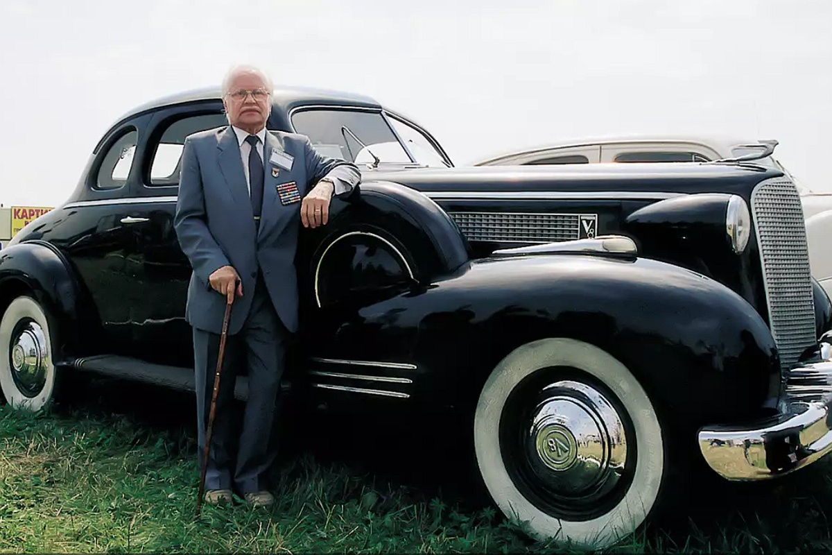 Глеб Плаксин и его Cadillac La Salle coupe.
