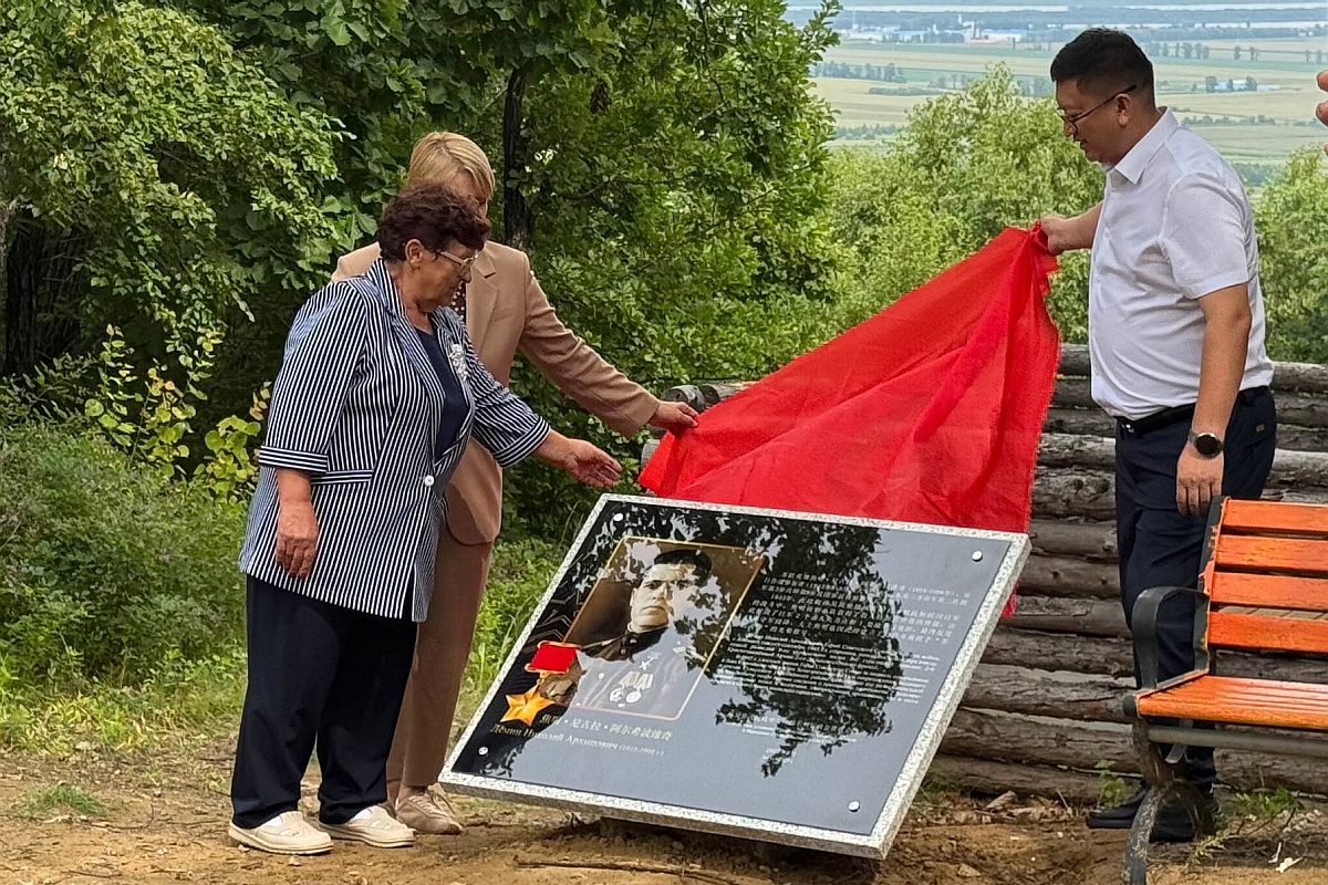 Мемориальная доска установлена на территории исторического объекта - крепости Шэншань. Мемориальная доска установлена на территории исторического объекта - крепости Шэншань.